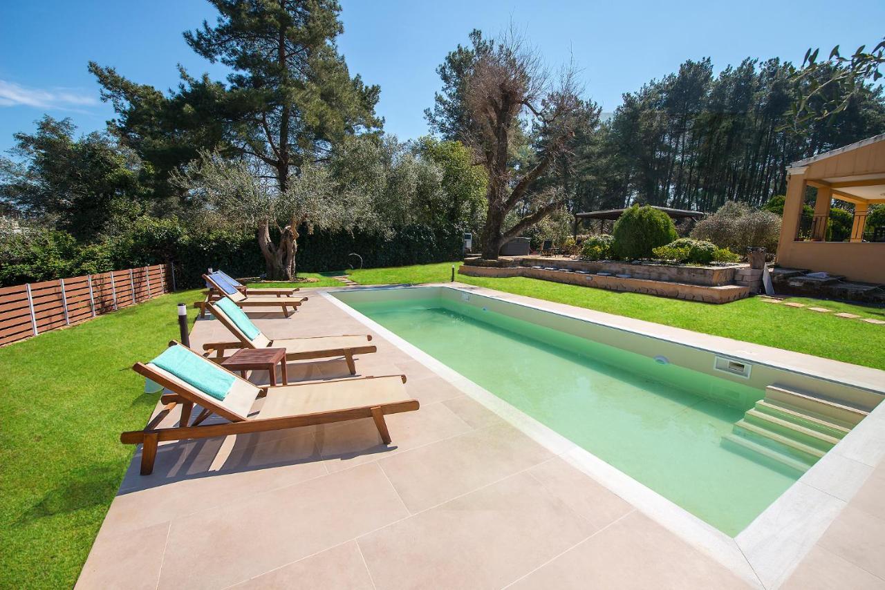 Spyrelia Villa With Private Pool & Outdoor Hot Tub Dassia  Bagian luar foto